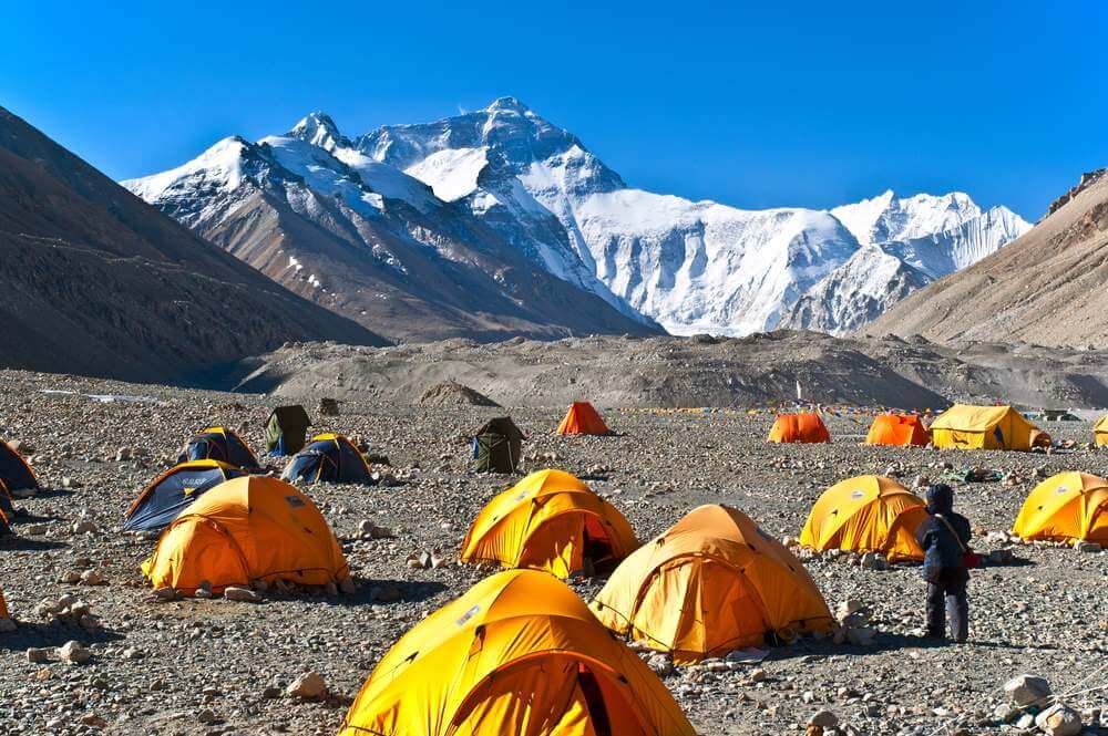 Na Mount Everest już bez plecaka pełnego śmieci. Władze zakazują zabierania z sobą jednorazówek z plastiku