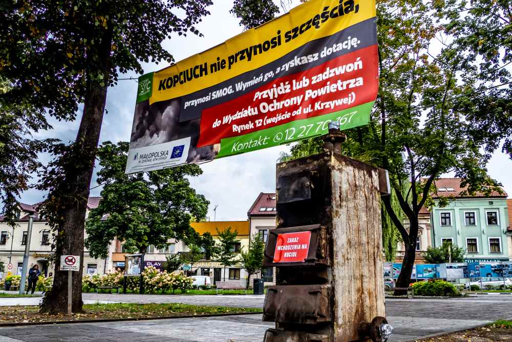 Skawina w Skawinie Pomnik kopciucha zachęca do wymiany urządzeń grzewczych wymiana kopciuchów smog zanieczyszczenie zanieczyszczania powietrza powietrze