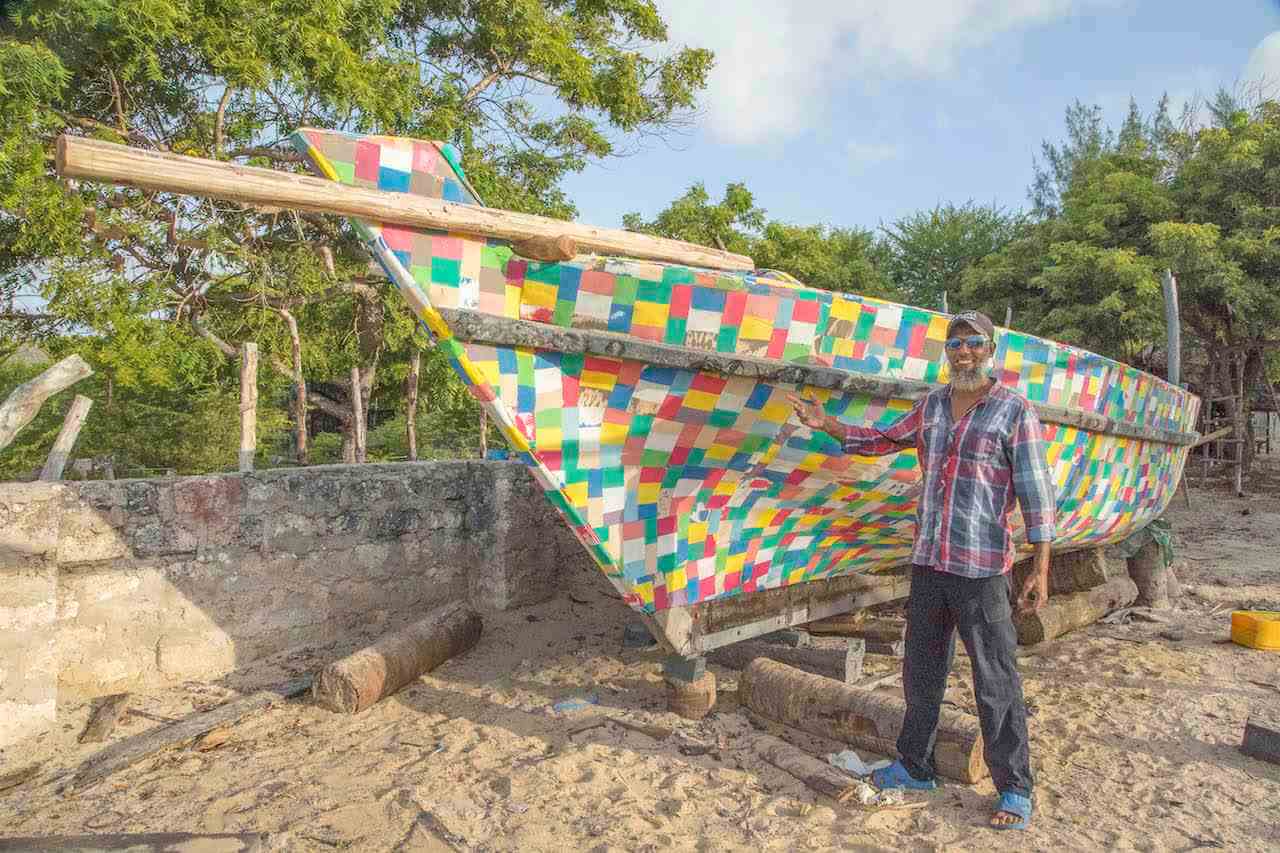 Tradycyjna łódź zrobiona z oceanicznego plastiku. Rejs Kenijczyków przeciwko zanieczyszczeniom