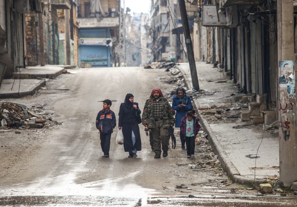 Rodzina na ulicach Aleppo w 2012 roku. Fot. mehmet ali poyraz / Shutterstock.com