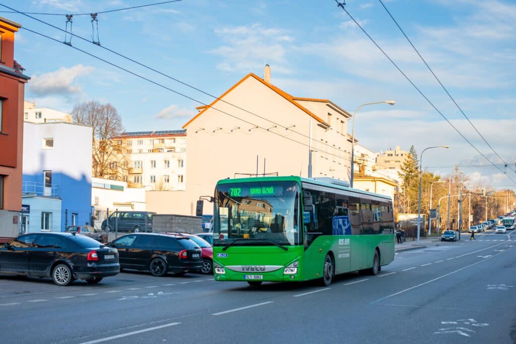 Autobus linii 702 na ulicach morawskiego Brna. Po całym województwie południowo-morawskim można jeździć na jednym bilecie.  Fot. Oleksandr14Tr / Shutterstock.com.