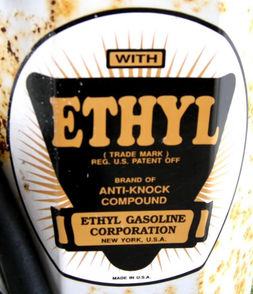 Umieszczona na dystrybutorze reklama firmy Ethyl, która w drugiej połowie XX wieku była głównym producentem dodatku do paliwa TEL w USA. Dodawano go do paliwa, dzięki czemu na stacjach mogła być sprzedawana "lepsza" benzyna ołowiowa. 