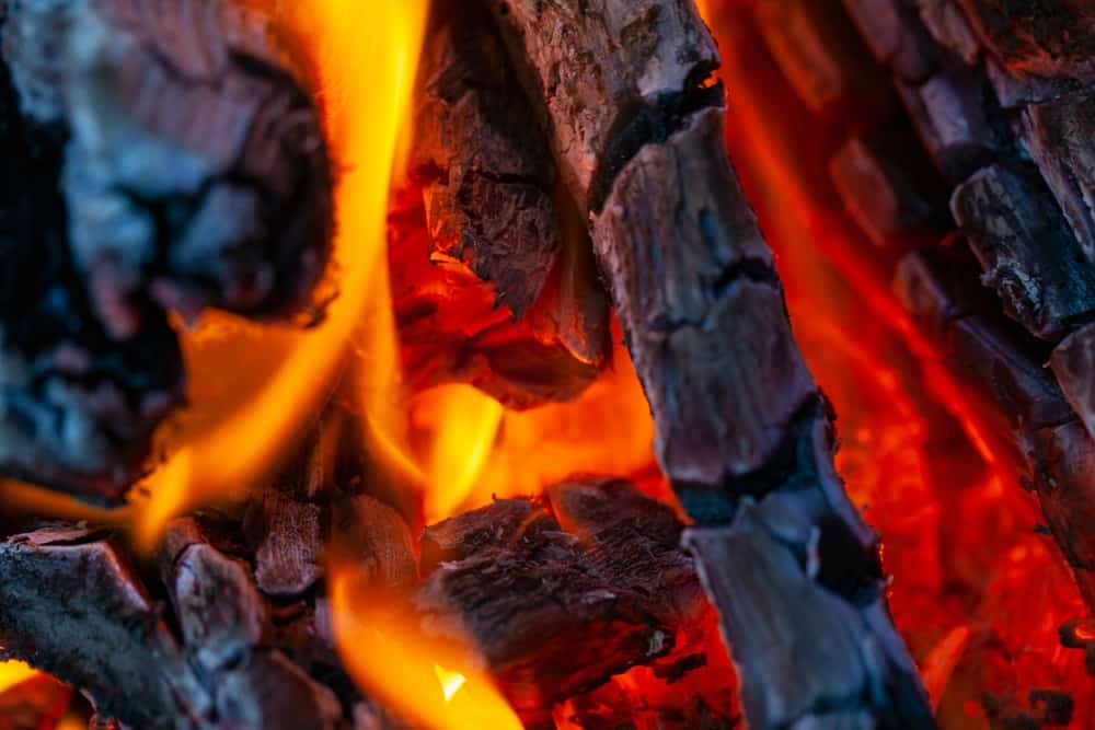 Dym ze spalania drewna. Co zawiera? Fot. Shutterstock/evgenii mitroshin.