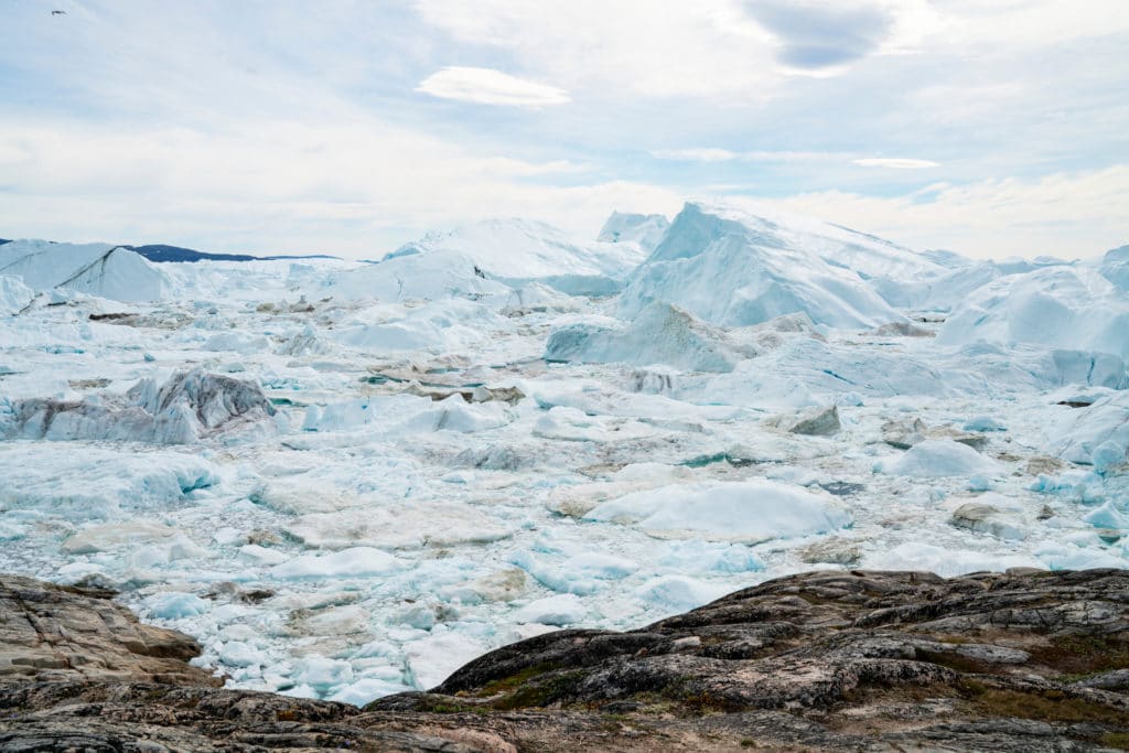 Z procesem zmian klimatu wiążę się ryzyko uruchomienia szeregu tzw. sprzężeń zwrotnych, których efekty trudno przewidzieć. Jedno z nich jest związane z topnieniem pokrywy lodowej. Fot. Shutterstock. 