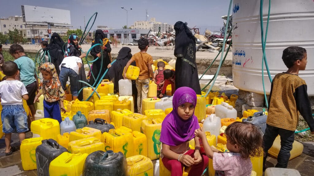 Taiz w Jemenie w 2018 roku. Saudowie na cel wzięli m. in. infrastrukturę wodną, co odcięło setki tysięcy ludzi od dostępu do bieżącej wody. Fot. anasalhajj / Shutterstock.com