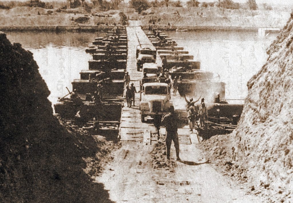 Egipskie wojska przejeżdżają przez kanał Sueski, by zaatakować Izrael. Decyzje, które podjęto później rozpoczęły kryzys naftowy. Fot. Wikimedia Commons/Domena Publiczna.  