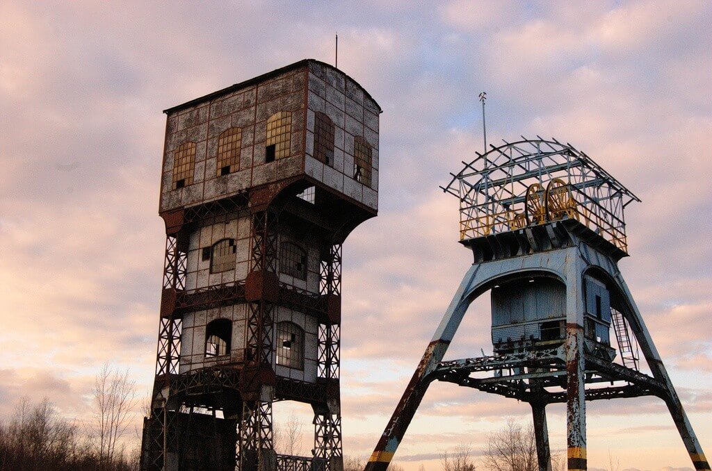 Pozostałości po kopalni Polska w Świętochłowicach. Dwie unikatowe wieże kopalniane to jedyne co pozostało po działającej tu do 1995 roku kopalni. Można je zobaczyć z pociągu między stacjami Świętochłowice i Chorzów Batory.