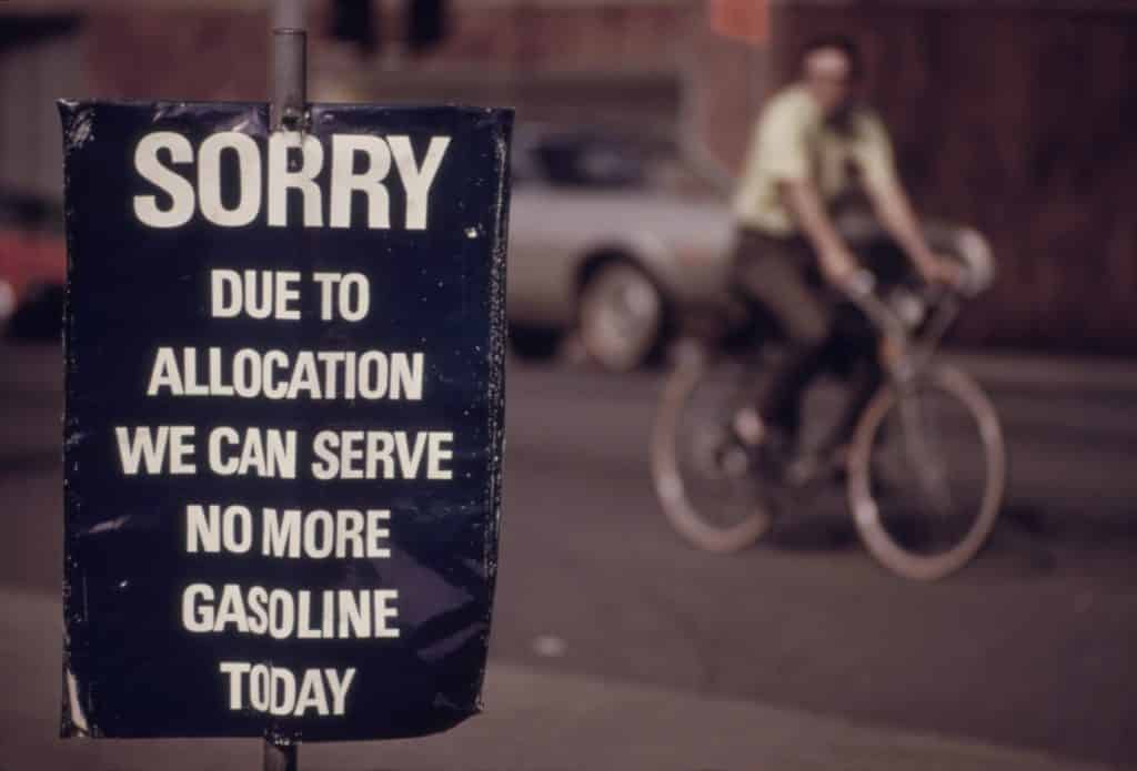 Kryzys naftowy oznaczał drastyczne wzrosty cen energii i paliw. A w wielu miejscach brakowało benzyny. Fot. Everett Collection/Shutterstock.com.