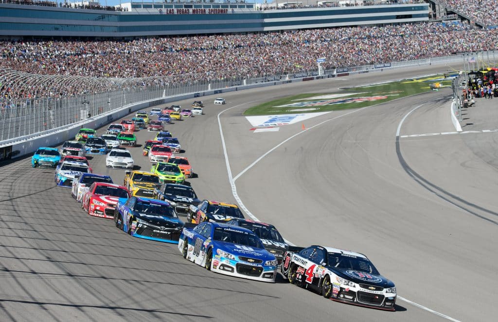Organizatorzy wyścigów NASCAR w czasie kryzysu naftowego skrócili ich trasy. Fot. action sports / Shutterstock.com.