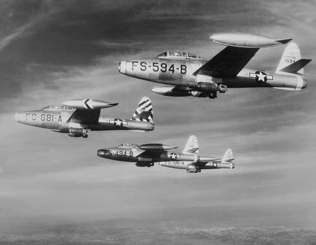 Pax Americana U.S. F-84 Thunderjets na misji bombardowania na północ od 38 równoleżnika podczas wojny koreańskiej. ok. 1950-53.