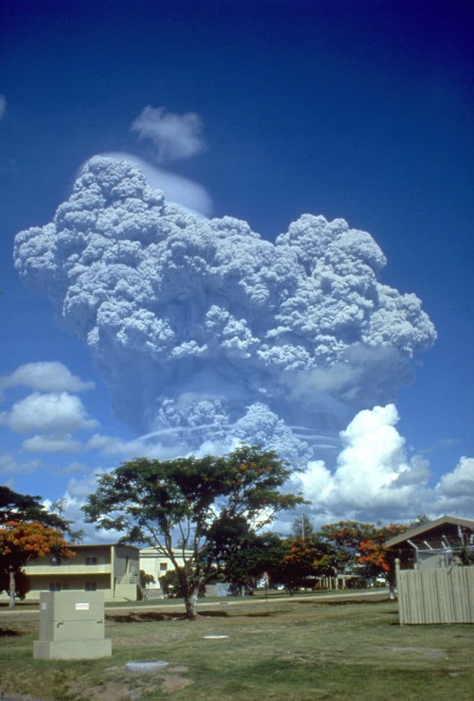 Chmura pyłu po wybuchu Pinatubo. Fot. Richard P. Hoblitt, USGS - U.S. Geological Survey/Domena publiczna. Wulkany CO2
