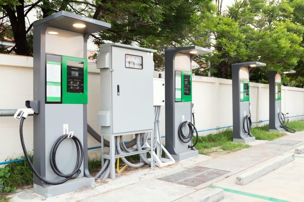 Stacja ładowania samochodów elektrycznych. Fot. Shutterstock.