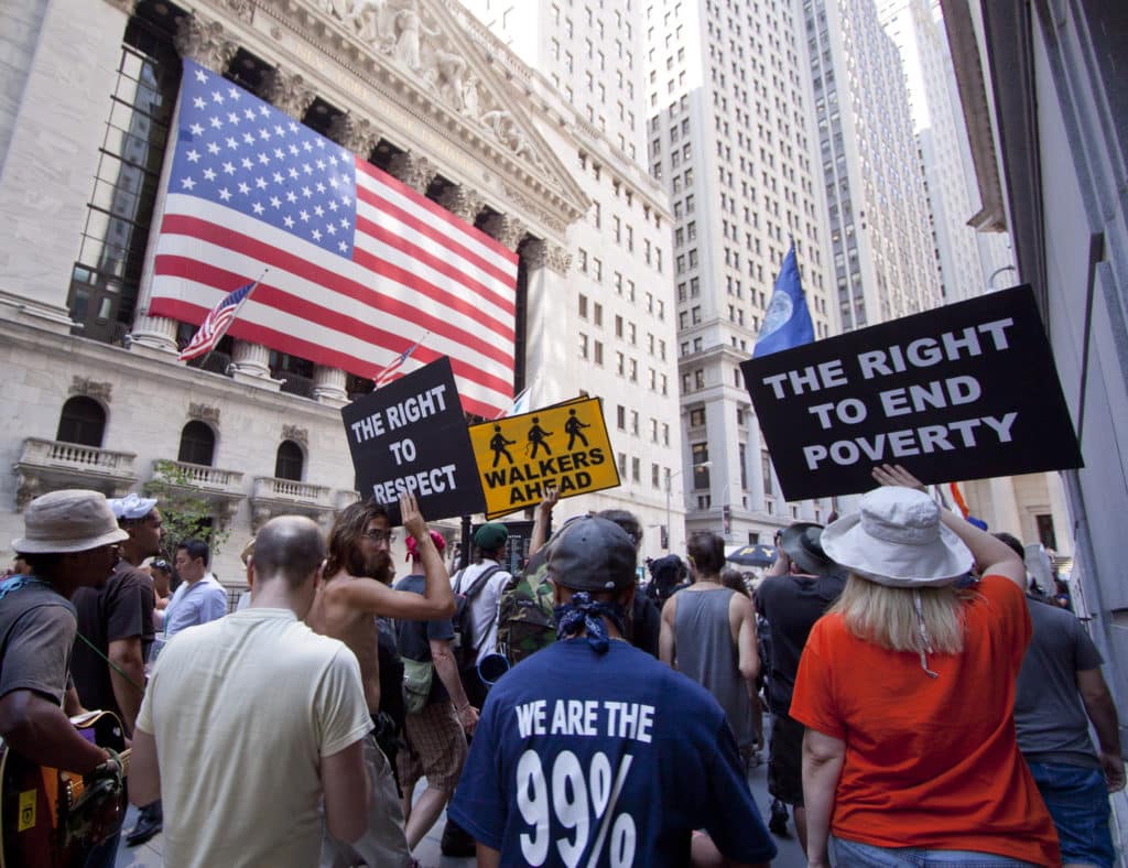 W 2006 roku zaczęło być widać załamanie na rynku nieruchomości w USA. W 2008 roku upadł bank Lehman Brothers, a skutki kryzysu odczuwaliśmy przez kolejne lata. Na zdjęciu widać ludzi protestujących w 2012 roku w ramach ruchu "Occupy". Fot. Shutterstock. 