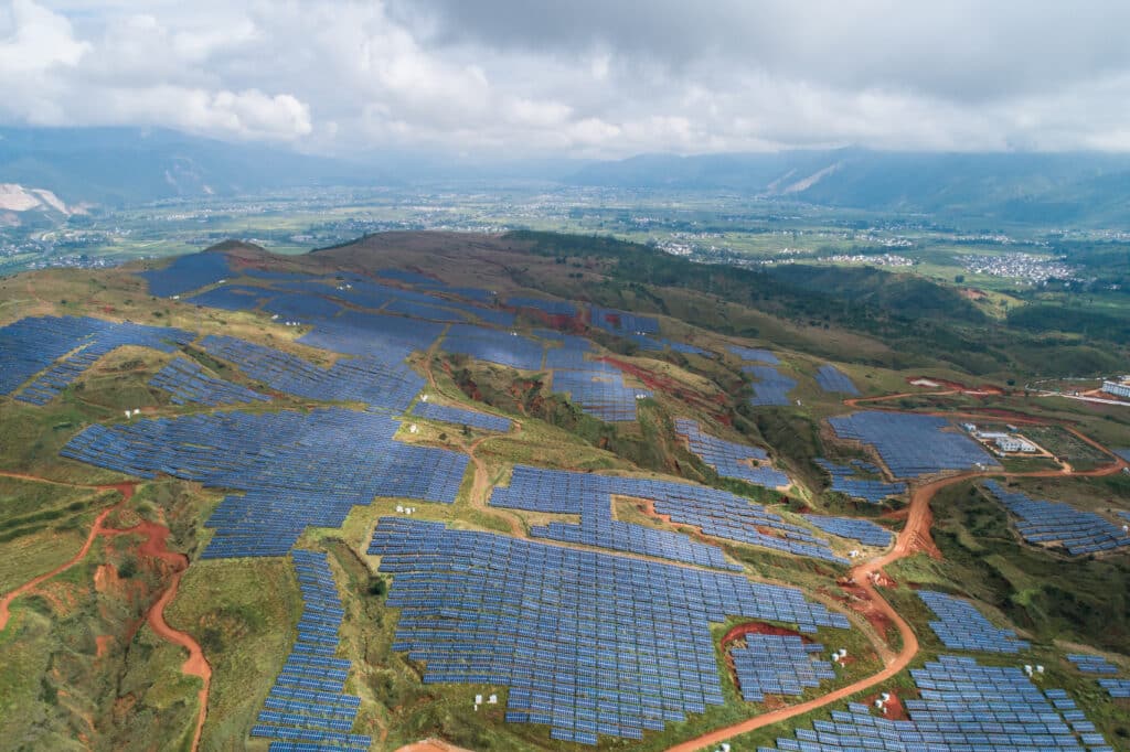Elektrownia słoneczna w chińskim Yunnan. Fot. Captain Wang / Shutterstock.com.