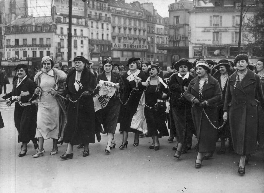Manifestacja francuskich sufrażystek w Paryżu. 1935 rok. Źródło: Narodowe Archiwum Cyfrowe.