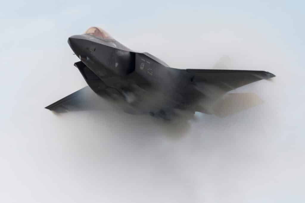 Zachód prawdopodobnie wciąż ma technologiczną przewagę nad autokracjami. Musi jednak lepiej ją chronić. Na zdjęciu F-35 Lightning II. BlueBarronPhoto / Shutterstock.com