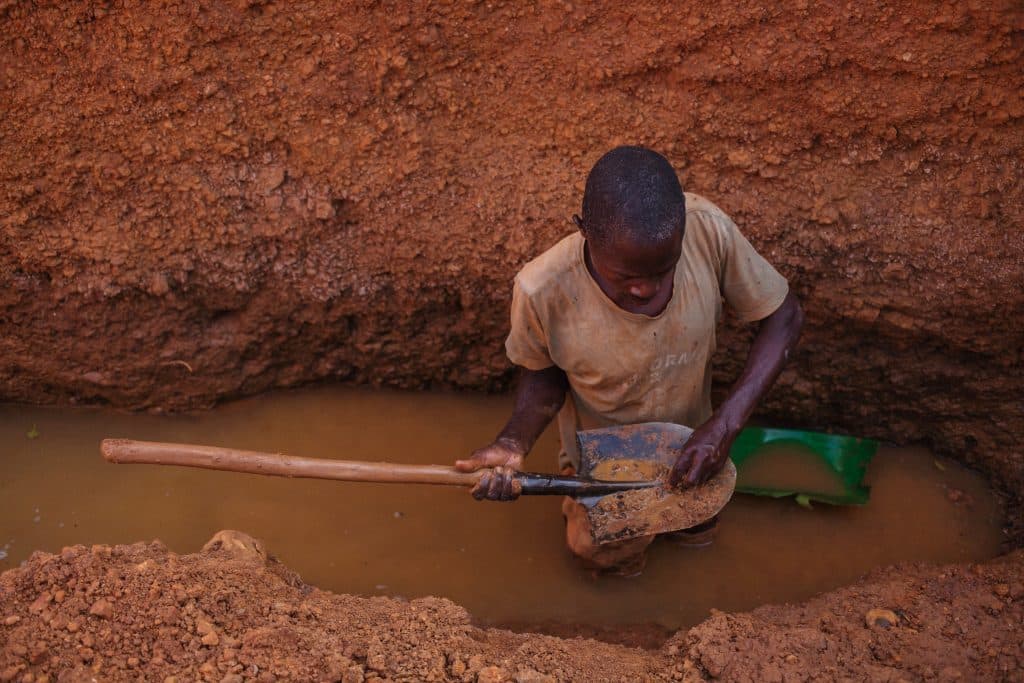 Biedaszyby można znaleźć także w innych krajach Afryki. Na zdjęciu widać prace przy wydobyciu złota w Ugandzie. Fot. ali poyraz / Shutterstock.com.