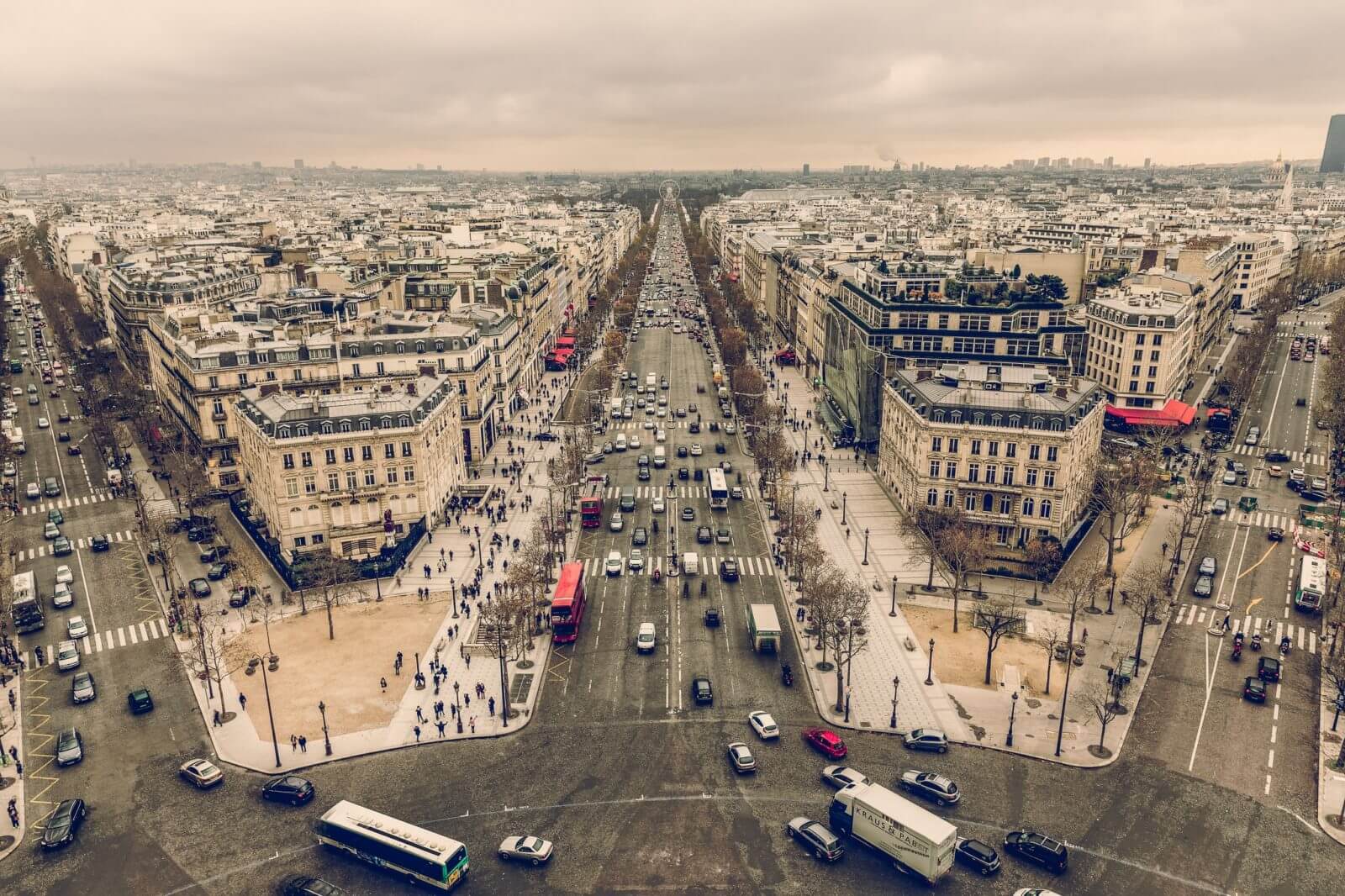 Zakaz wjazdu diesli do Paryża. Fot. Chris Chabot||Zakaz diesli w Paryżu. Fot. Juls Boo