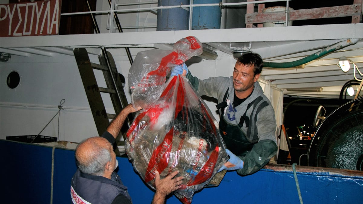 Grecja Rybacy Łowią Śmieci UNEP|Grecja śmieci