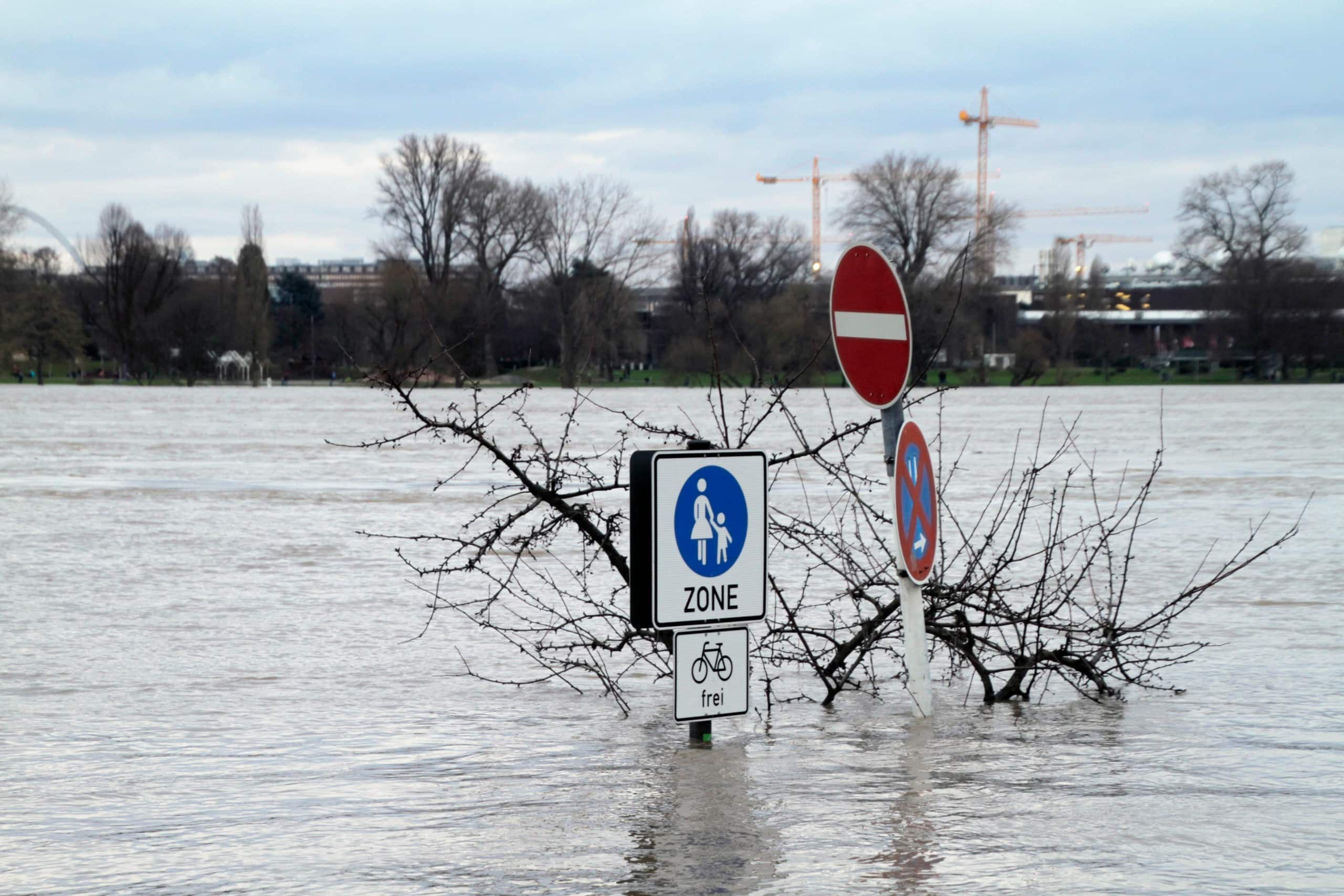 zmiany klimatu kolonia niemcy|wawel burze wściekła pogoda|pożary portugalia|zalane domy|mapy klimatu lato zima|powódź drezno