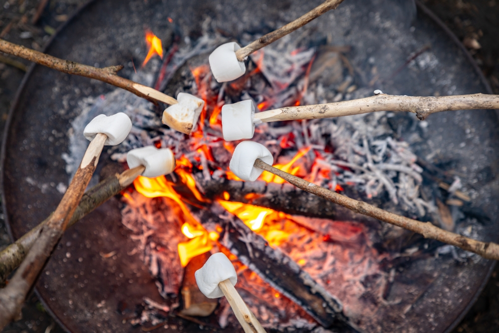 Popularne słodkie pianki marshmallows po podgrzaniu stają się rakotwórcze