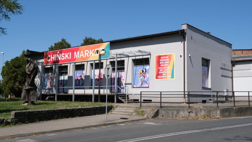 Przyjeżdżających do Chełmka wita dziś "chiński market".