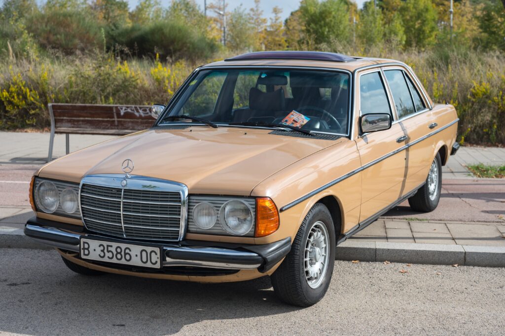 Mercedes 200D był symbolem jakości niemieckiej motoryzacji. Fot. adolf martinez soler / Shutterstock.com.