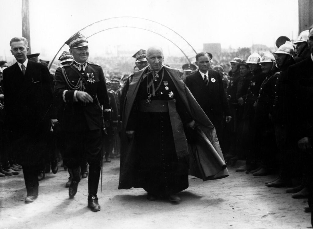 Wizyta marszałka Edwarda Śmigłego-Rydza w Liskowie. Wystawę "Kultura i praca wsi", którą zorganizowano tam w 1937 roku Lisków odwiedziło ponad 100 tysięcy ludzi. Źródło: Narodowe Archiwum Cyfrowe.