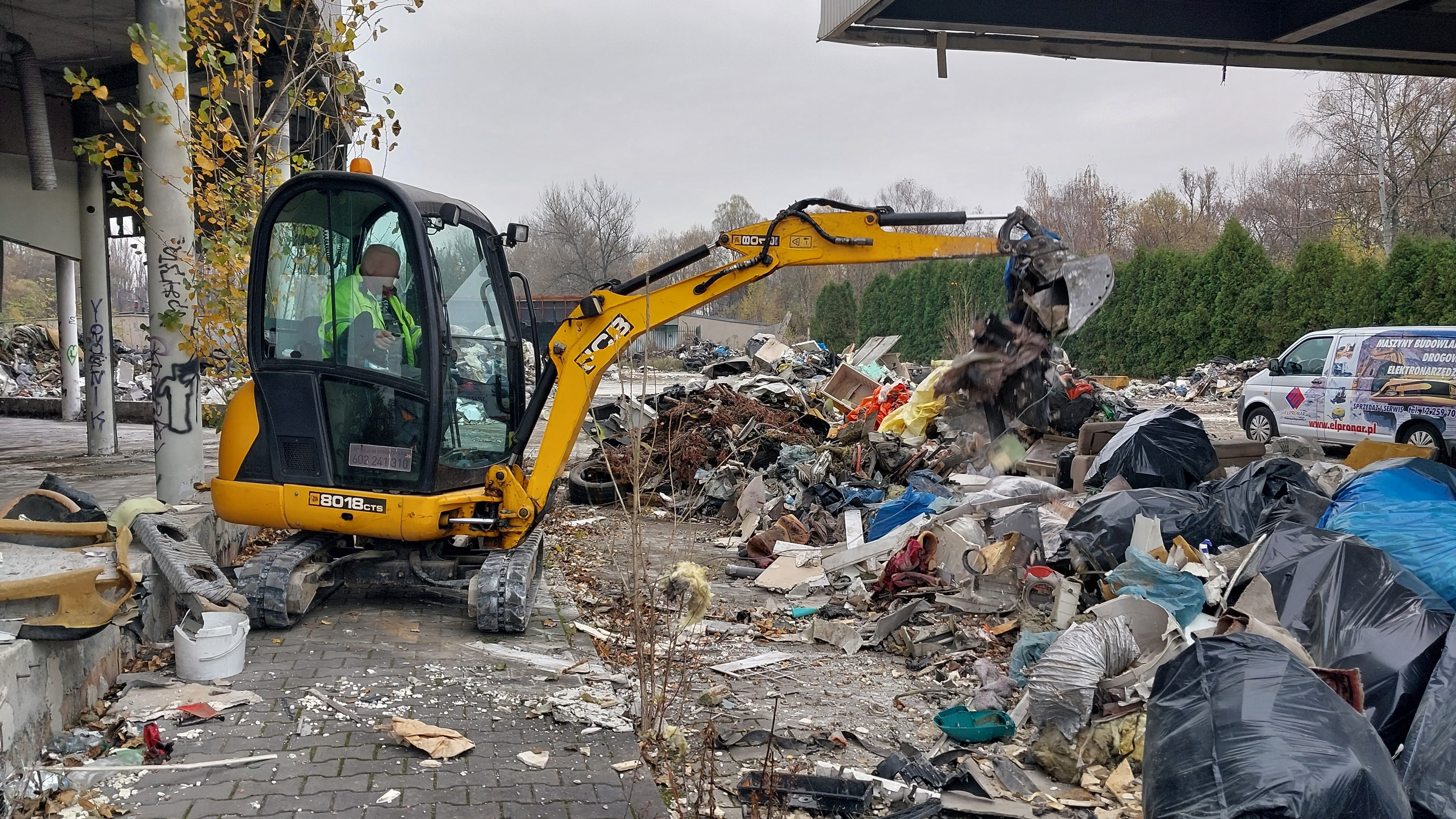 2 tys. opon i tony śmieci. Nielegalne wysypisko paliło się trzy razy. Znika po naszej interwencji