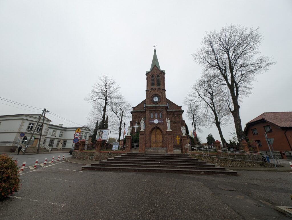 W Liskowie jest piękny neogotycki kościół z polichromią wykonaną przez malarza Siemianowicza, ucznia Józefa Mehoffera.