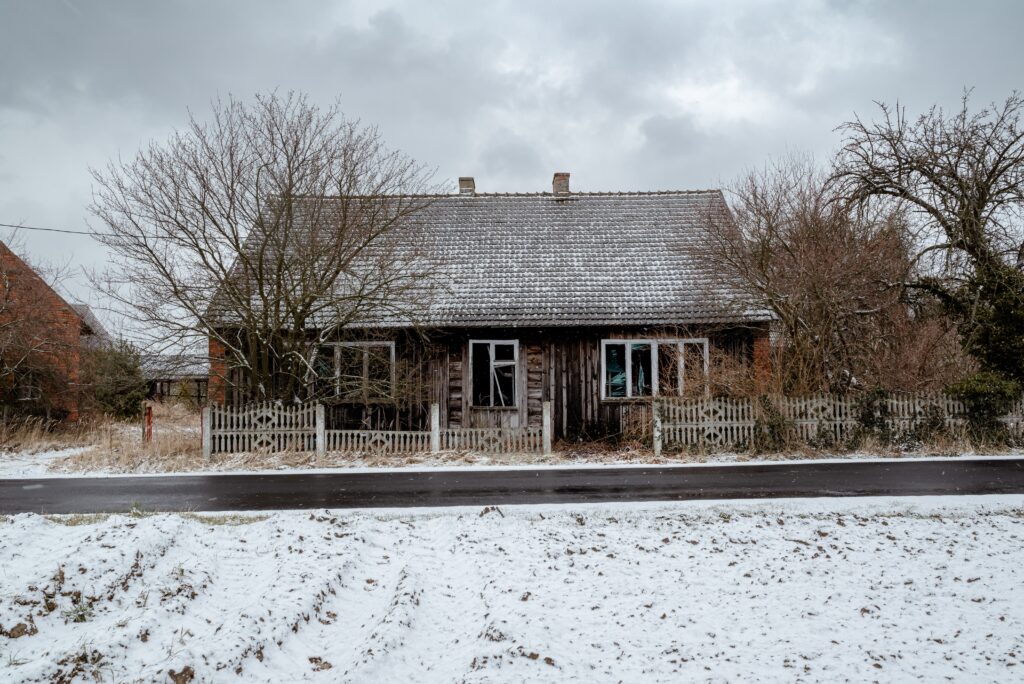 Opuszczony dom we wsi Raduchów. Fot. Shutterstock/Rafał Sadowski.