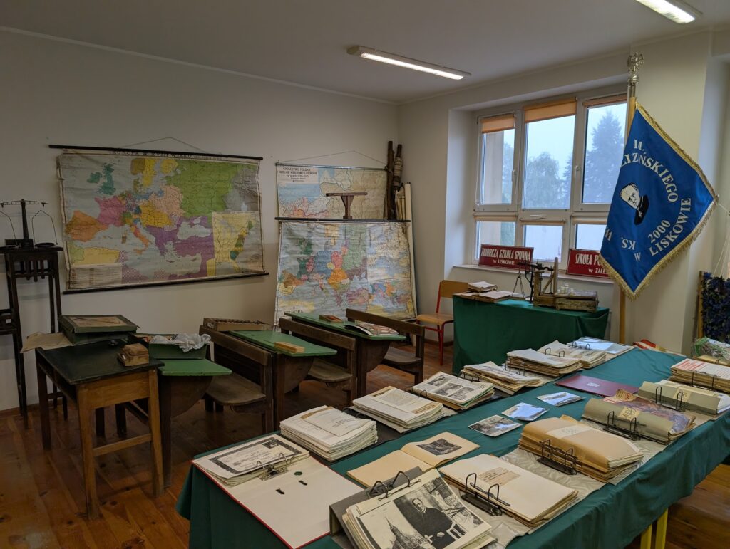 Regionalna Izba Pamięci w Liskowie zajmuje dwa piętra przedwojennej szkoły i jest raczej muzeum. Dbają o nią pasjonaci z Regionalnej Grupy Historycznej Schondorf. Na zdjęciu wystawa prezentująca szkolną klasę z czasów Blizińskiego oraz dokumenty. 