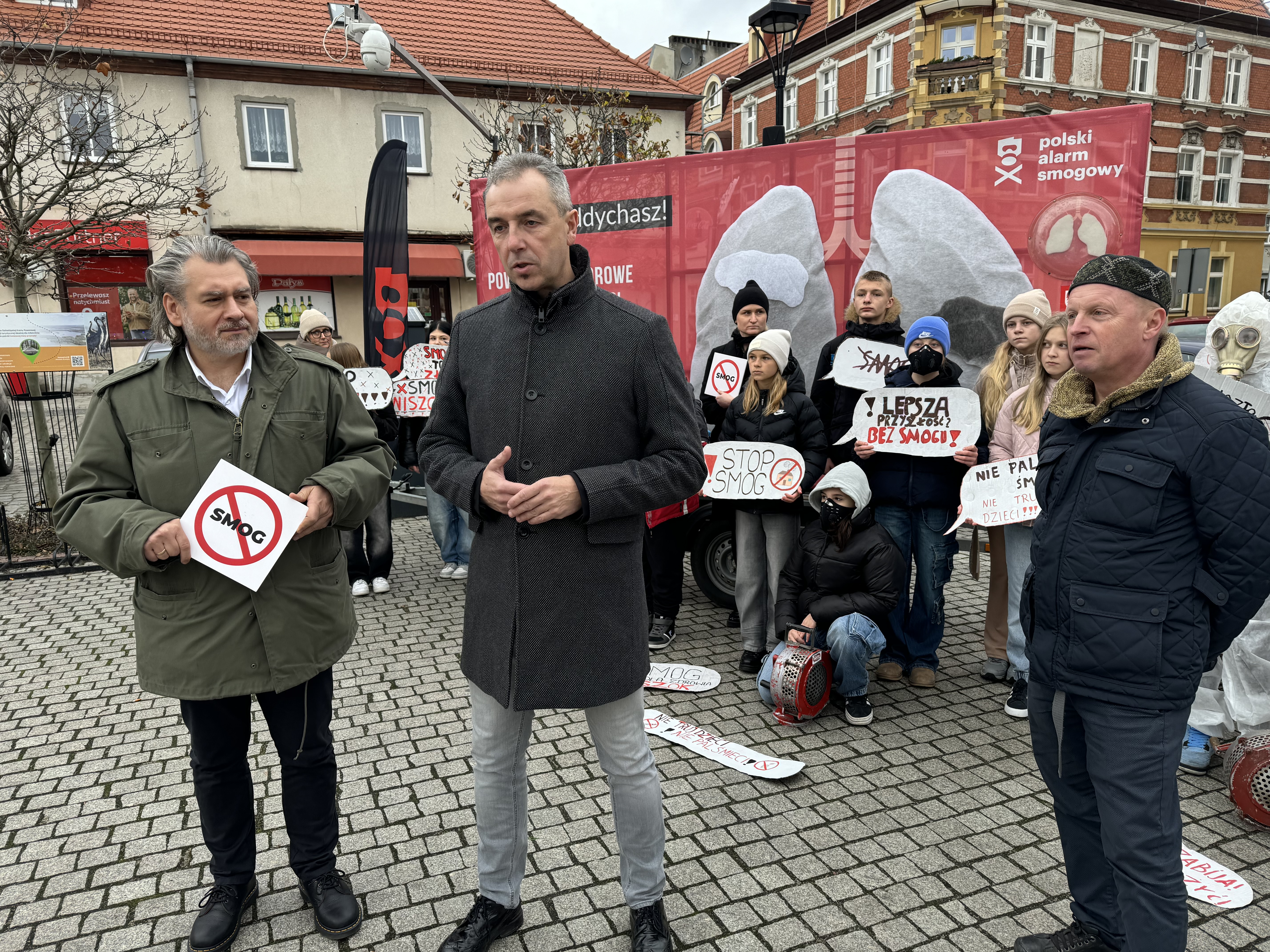 „Nie pal śmieci, ratuj dzieci!”. Smogowe płuca jeżdżą po kraju, są pierwsze efekty