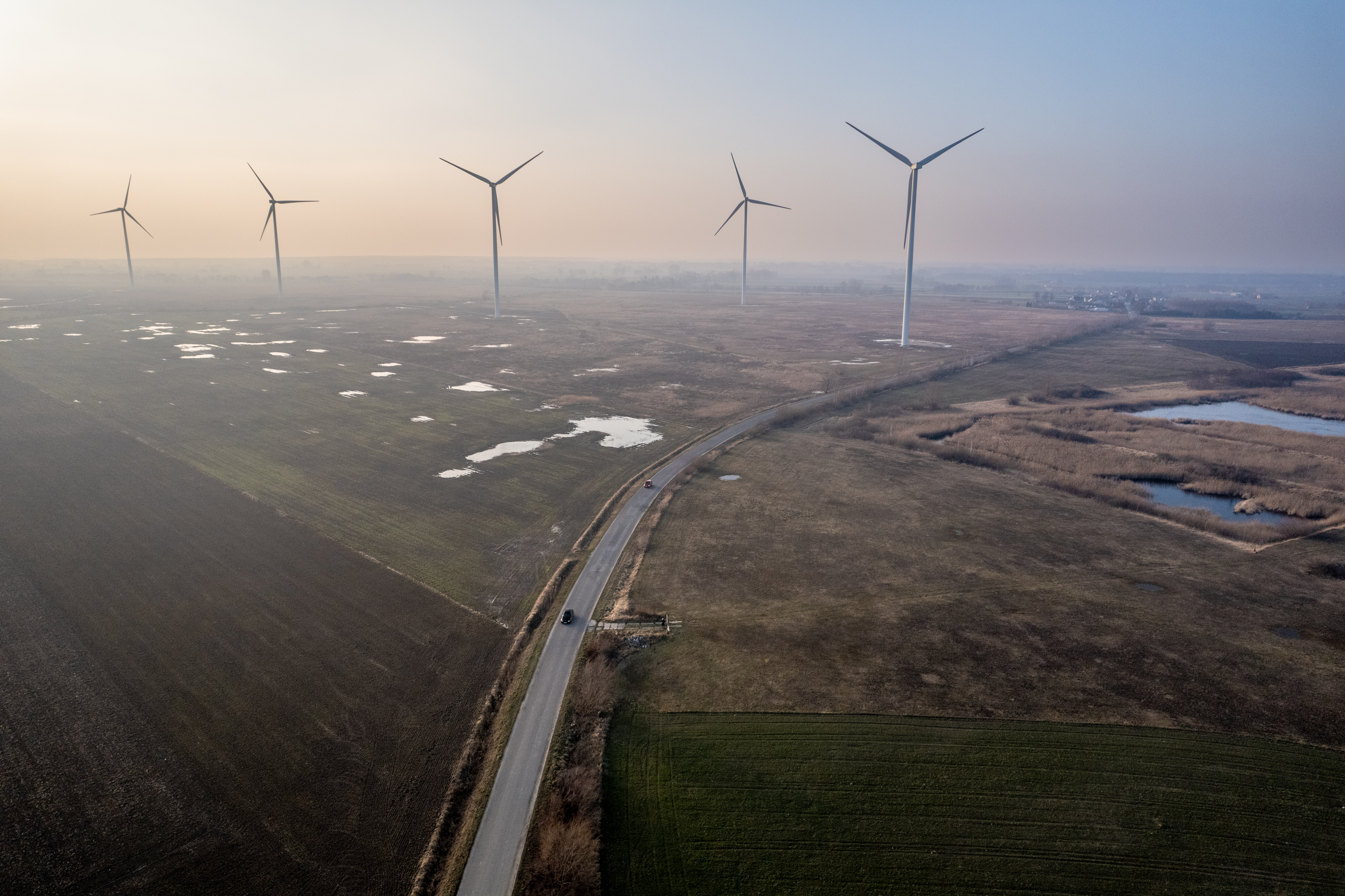 Polska gmina kominy zamienia na wiatraki. Zamiast kopalni są panele