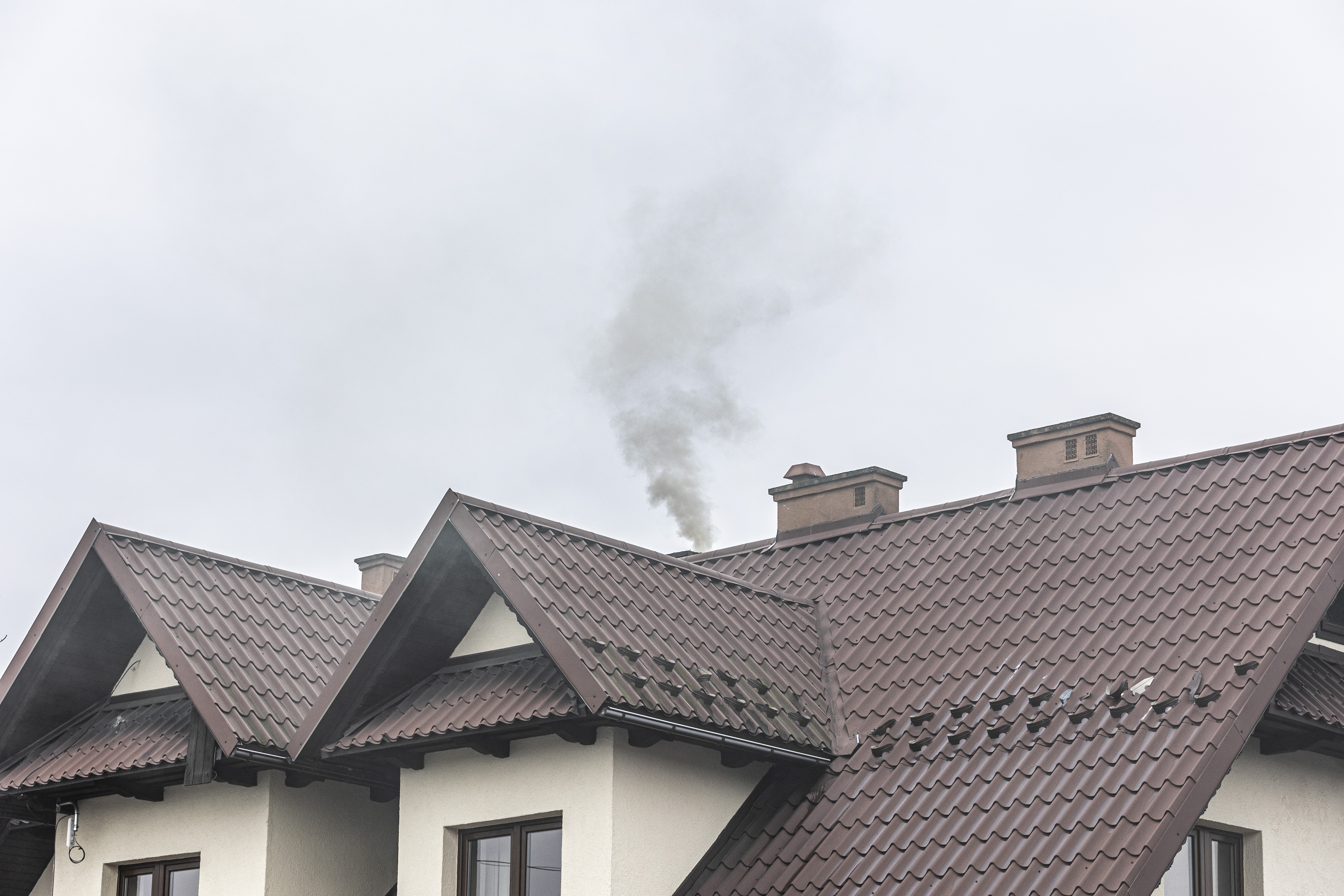 Spalanie śmieci i kopciuchy poza kontrolą. „Tylko trzy osoby na sto zostają złapane”