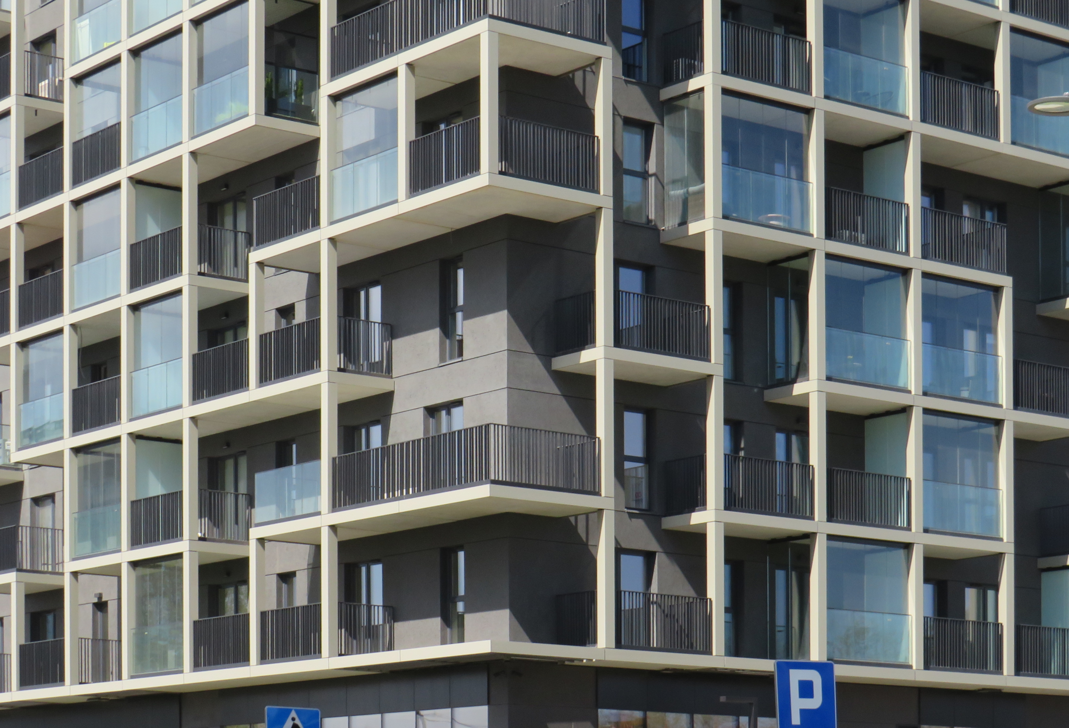 Ten kolor króluje w architekturze. Nie wytrzymuje zderzenia z pogodą