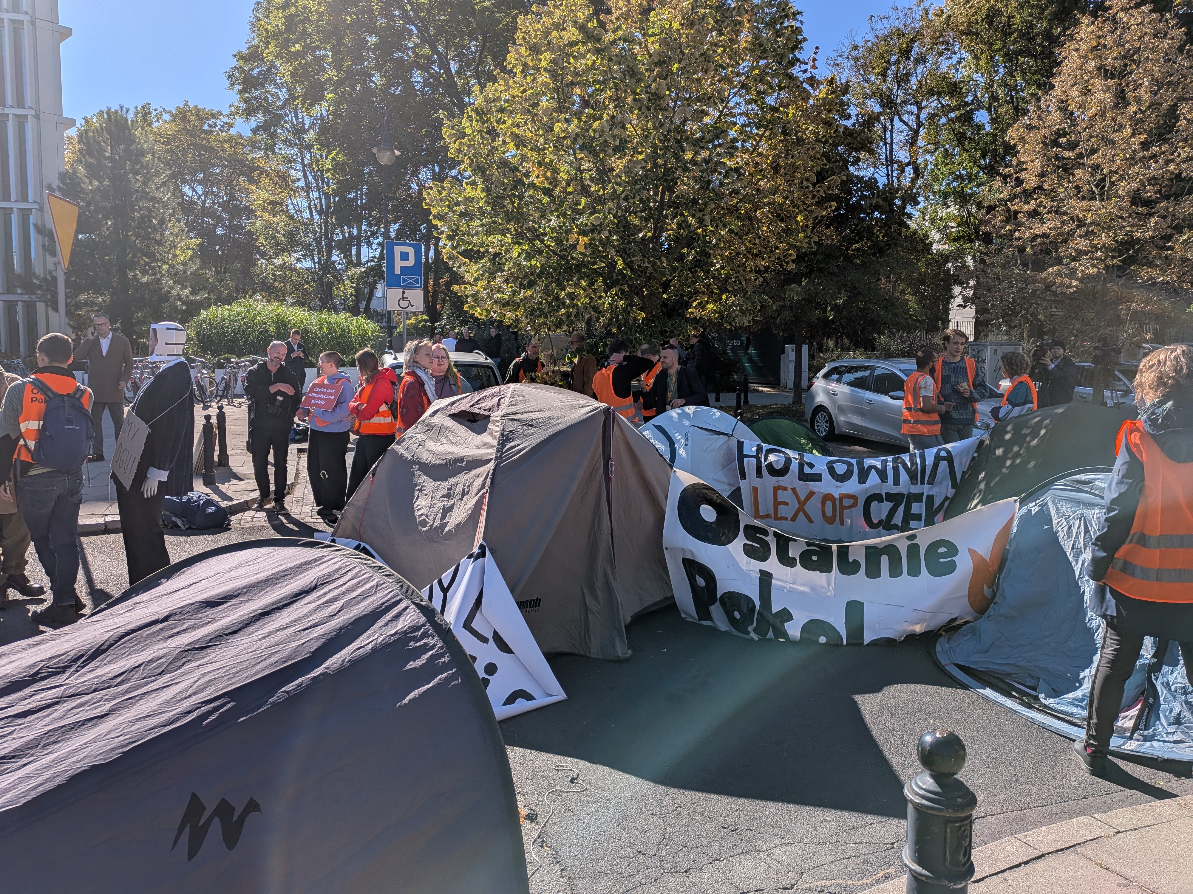Ostatnie Pokolenie rozbija namioty pod Sejmem. Ma konkretne żądania