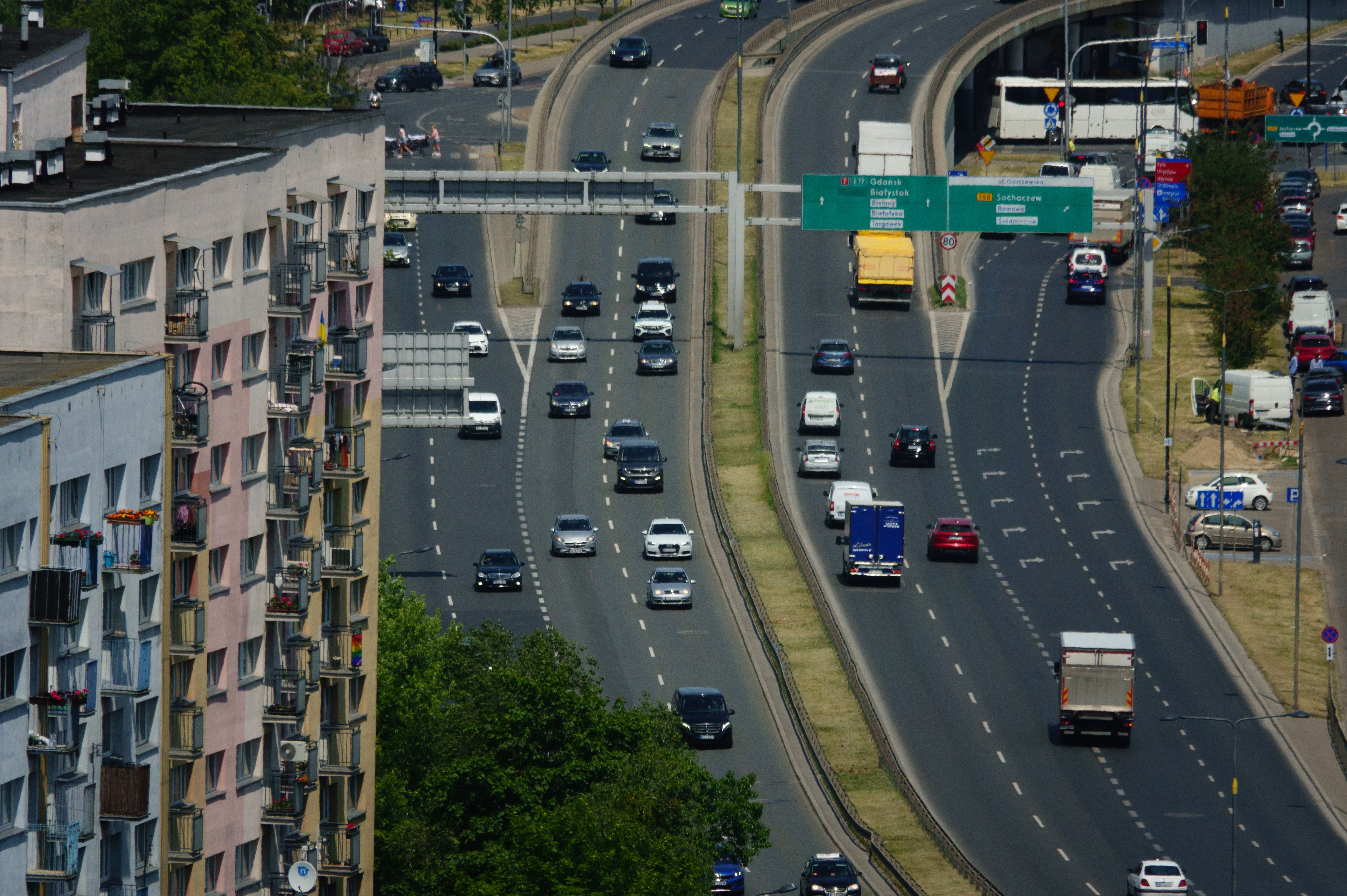 Polacy mają dość starych aut. Chcą sprawnej komunikacji publicznej