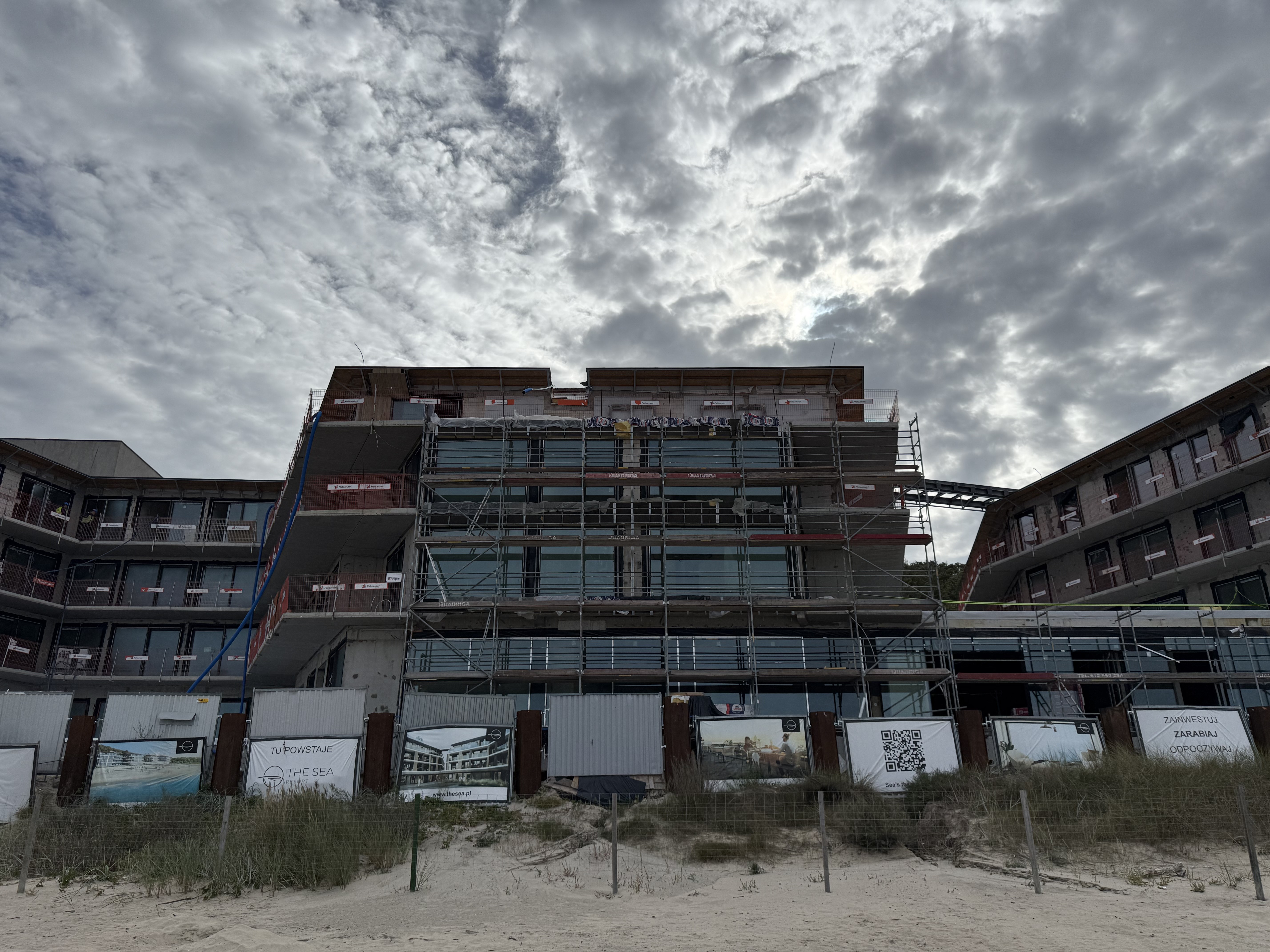 Beton leje się nad Bałtykiem. Moloch w Pobierowie, apartamenty na plaży