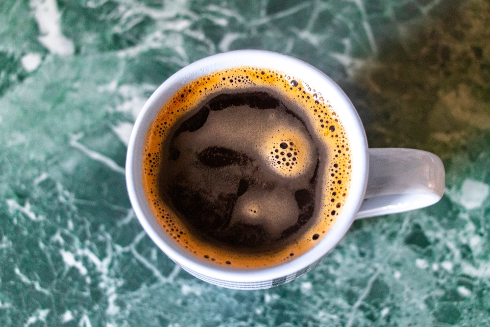 Uboczne skutki kawy. „Jedno z najczęstszych zanieczyszczeń w rzekach”