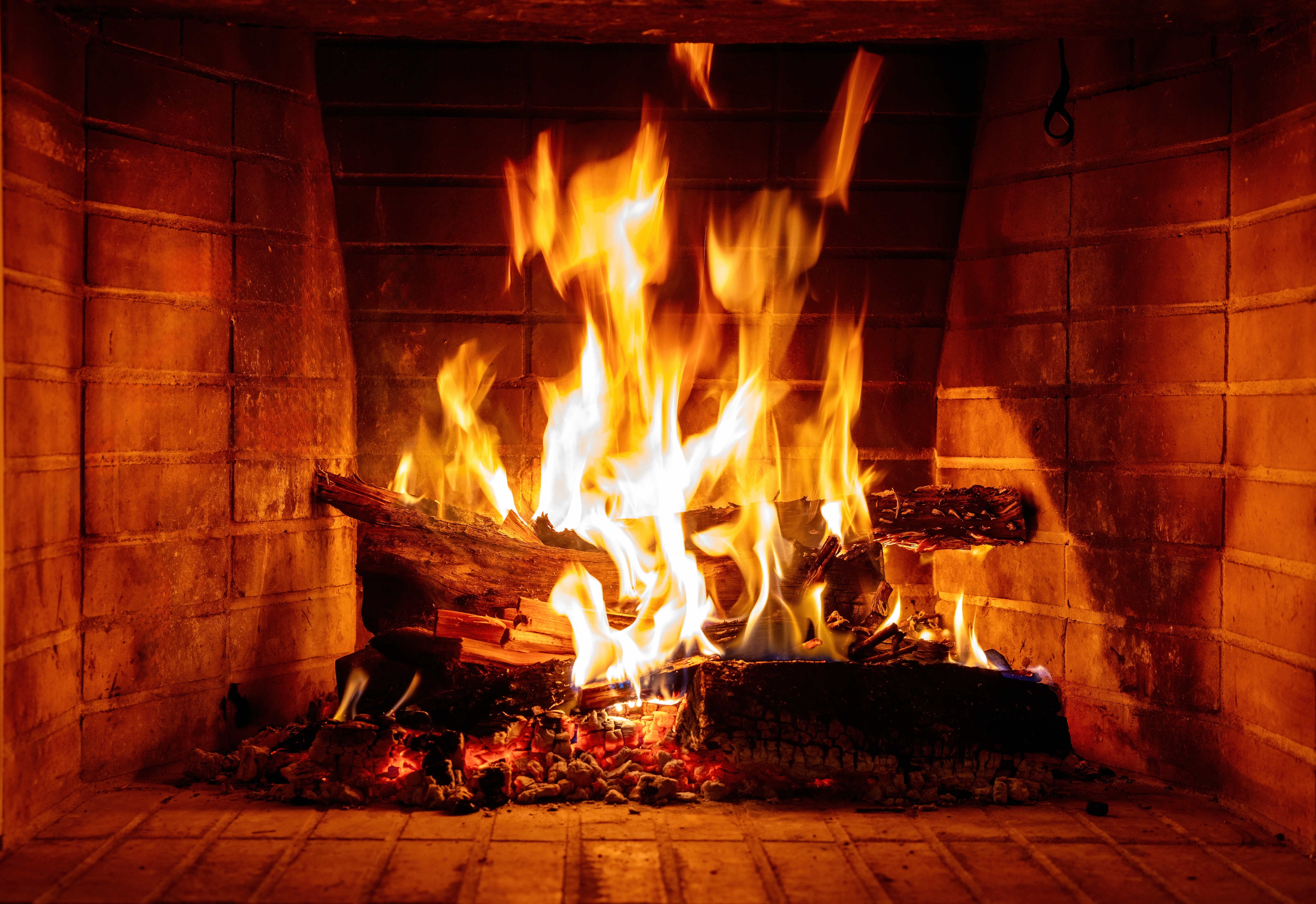 „Sąsiedzi decydują, czy mogę otworzyć okno”. Tak pali się w kominkach