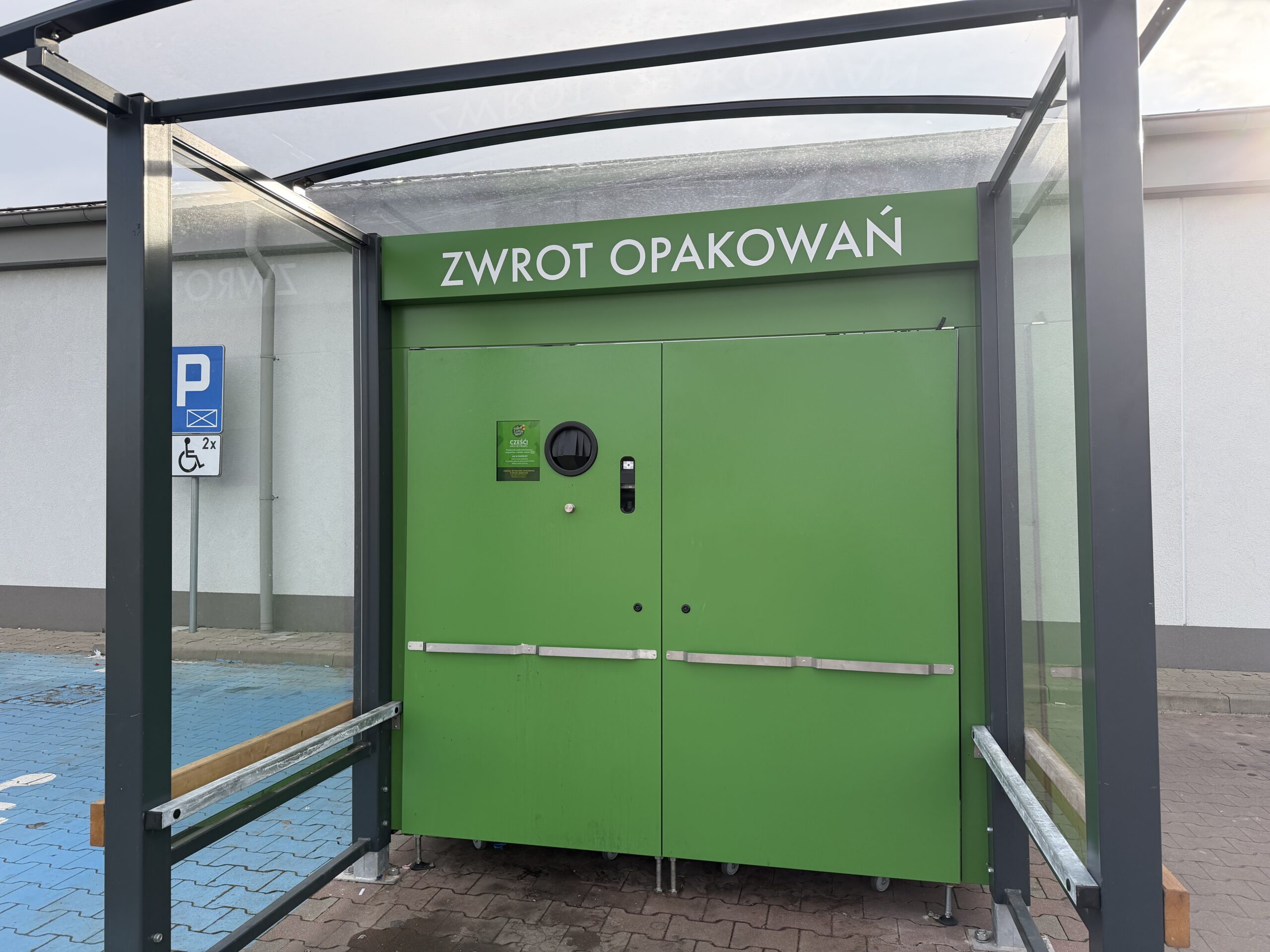 „W niczym nie przeszkadza” vs. „klienci z nas drwili”. Pół roku systemu kaucyjnego