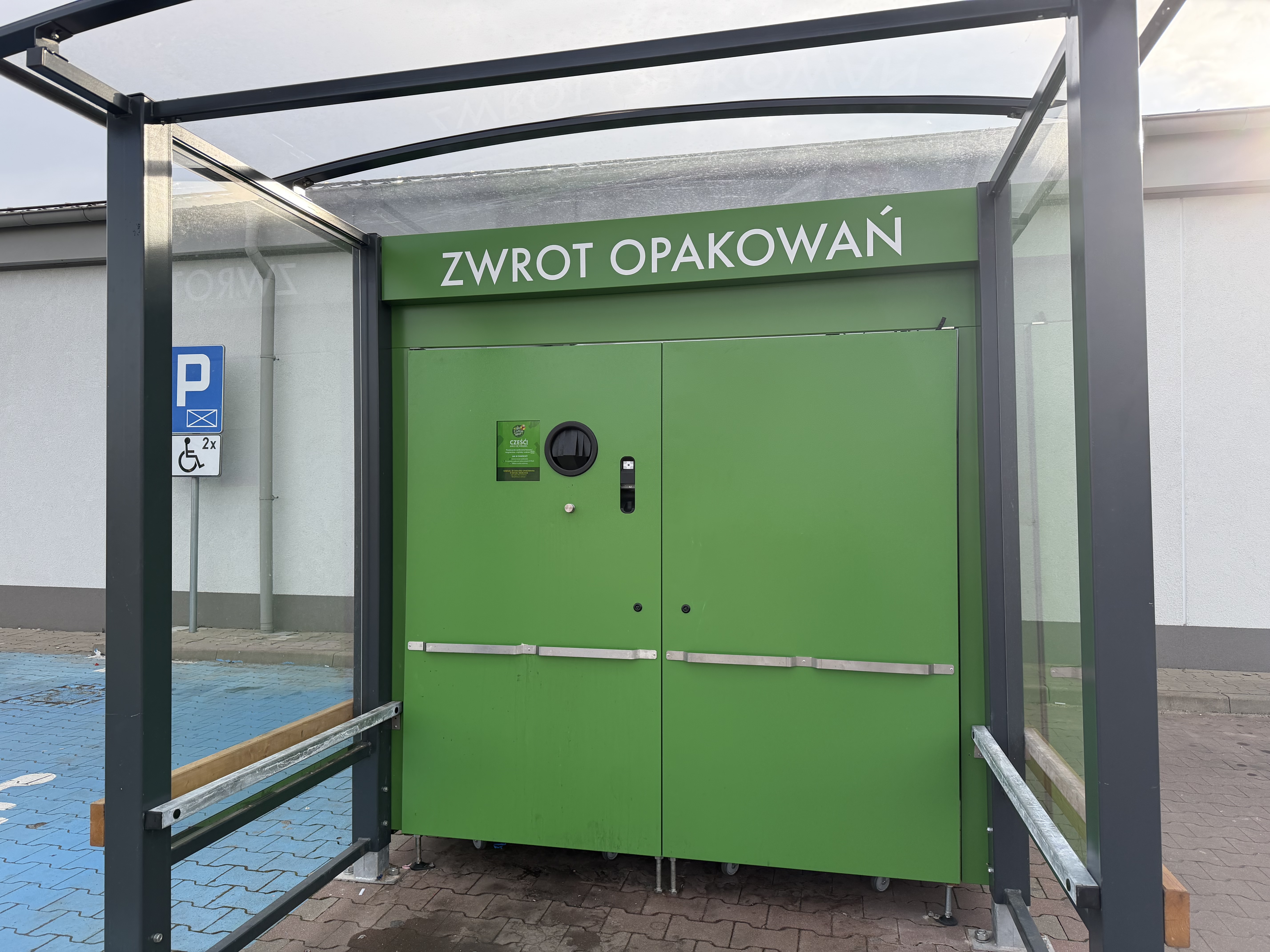 „W niczym nie przeszkadza” vs. „klienci z nas drwili”. Pół roku systemu kaucyjnego