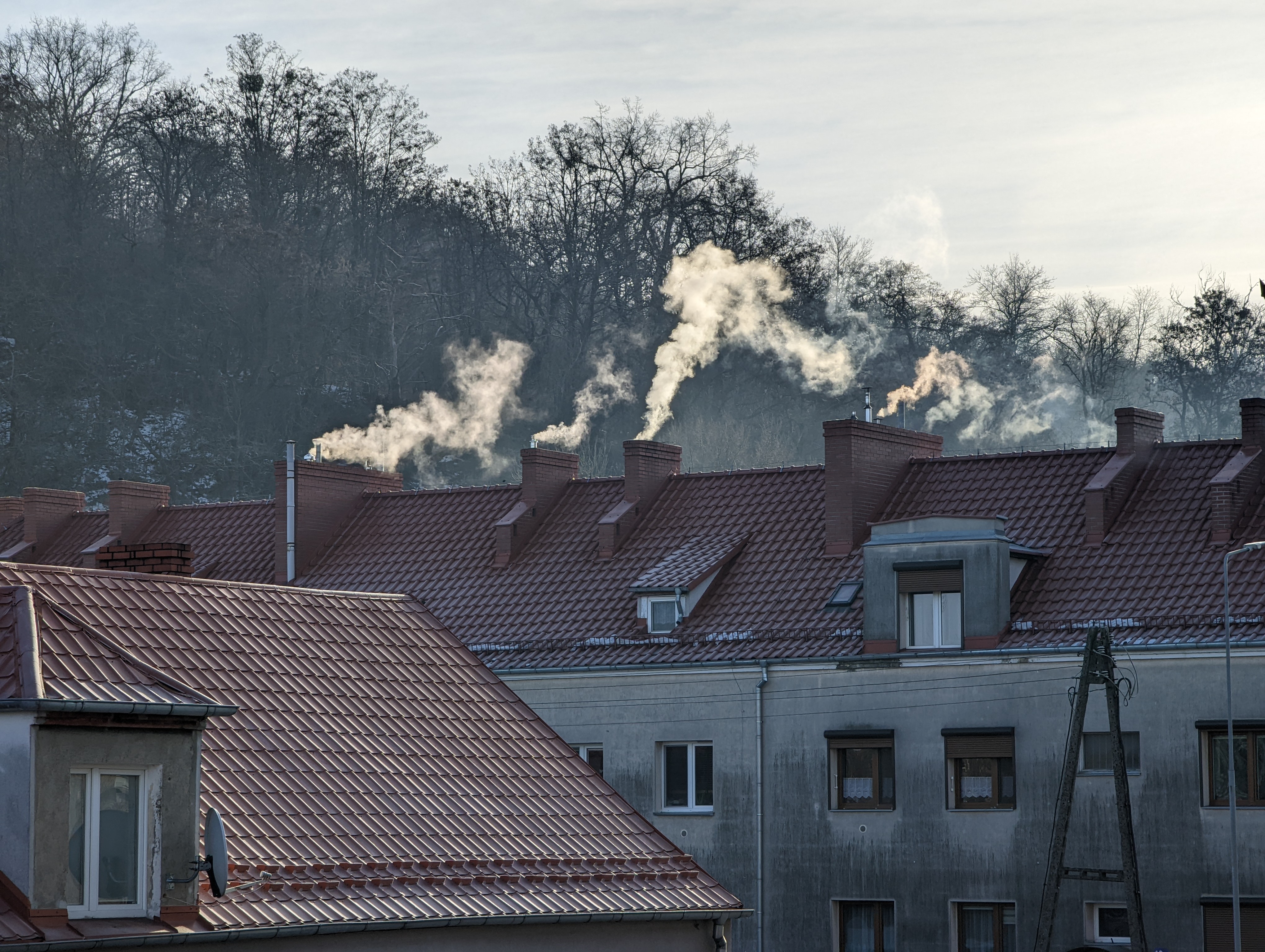 Raport SmogLabu: Polska na drodze do czystego powietrza. Jak regiony pozbywają się kopciuchów?