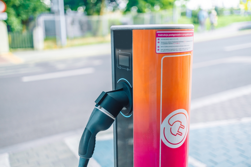 Paliwo mogłoby być jeszcze droższe. Pomogły auta elektryczne