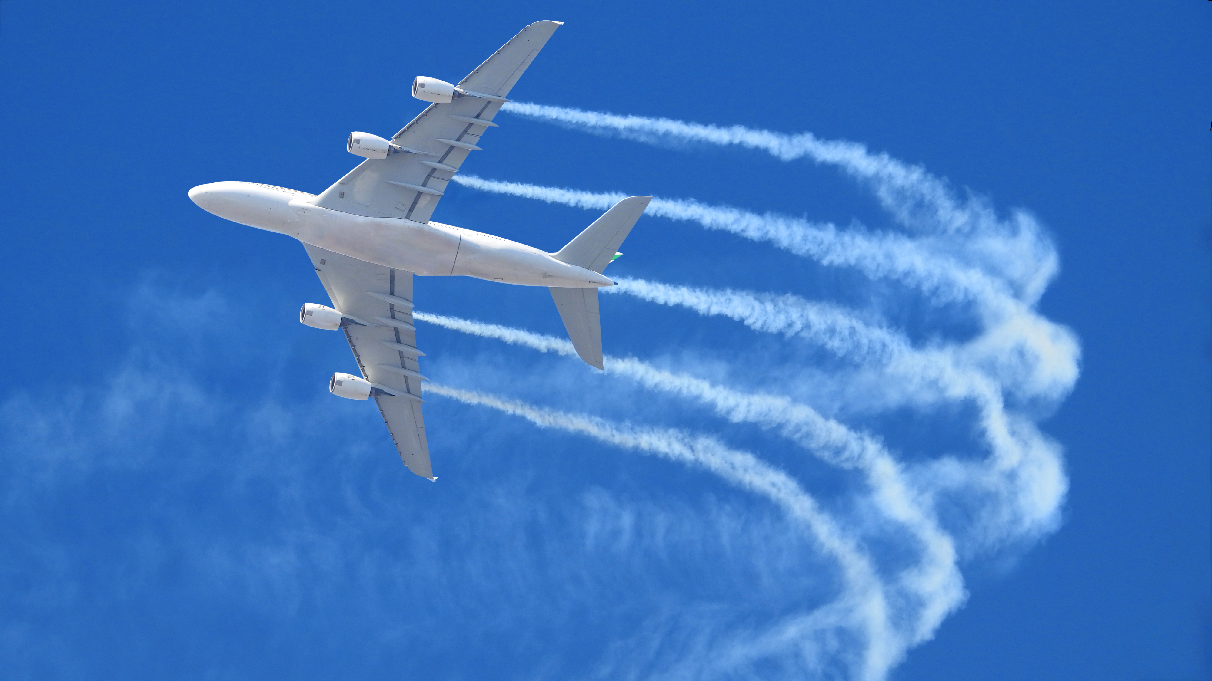 Białe smugi z samolotów są szkodliwe? Rozprawiamy się z chemtrails