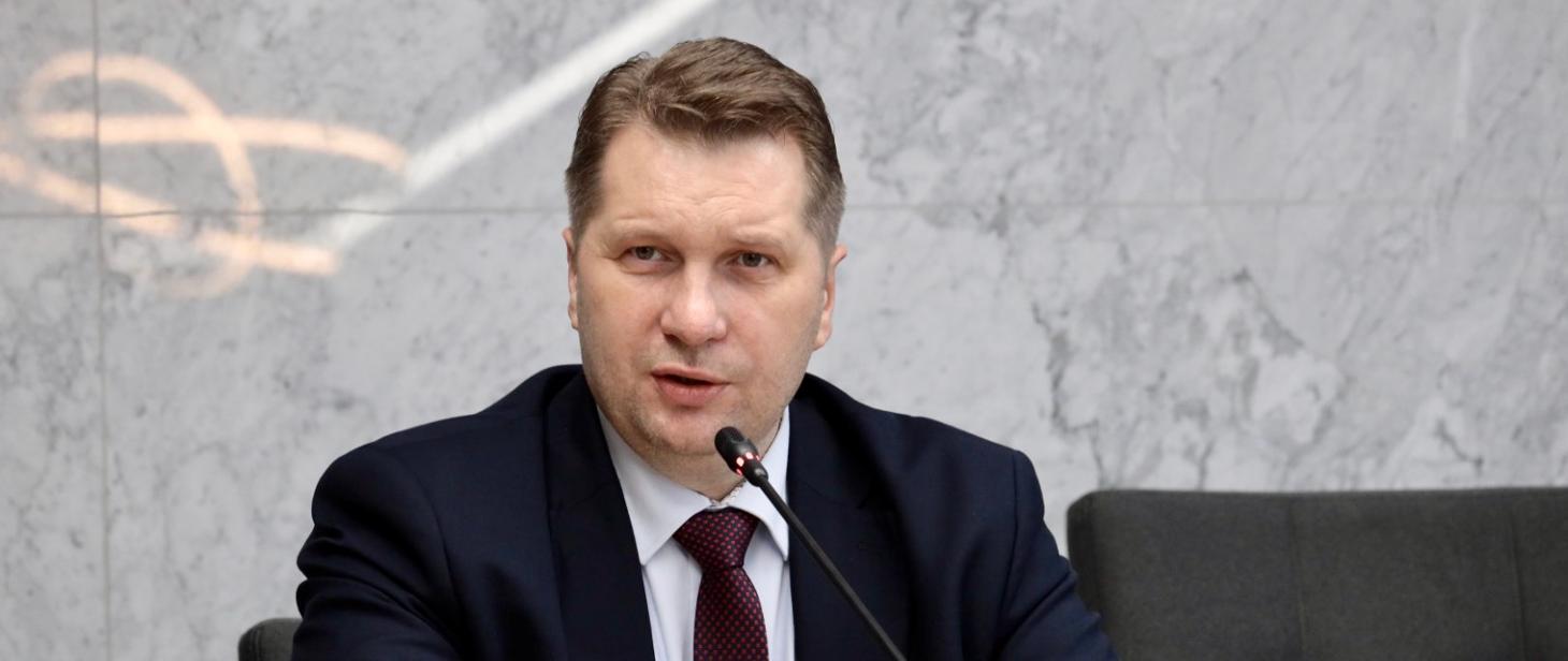 „Papier przyjmie wszystko”. Naukowcy miażdżą projekt ustawy Czarnka
