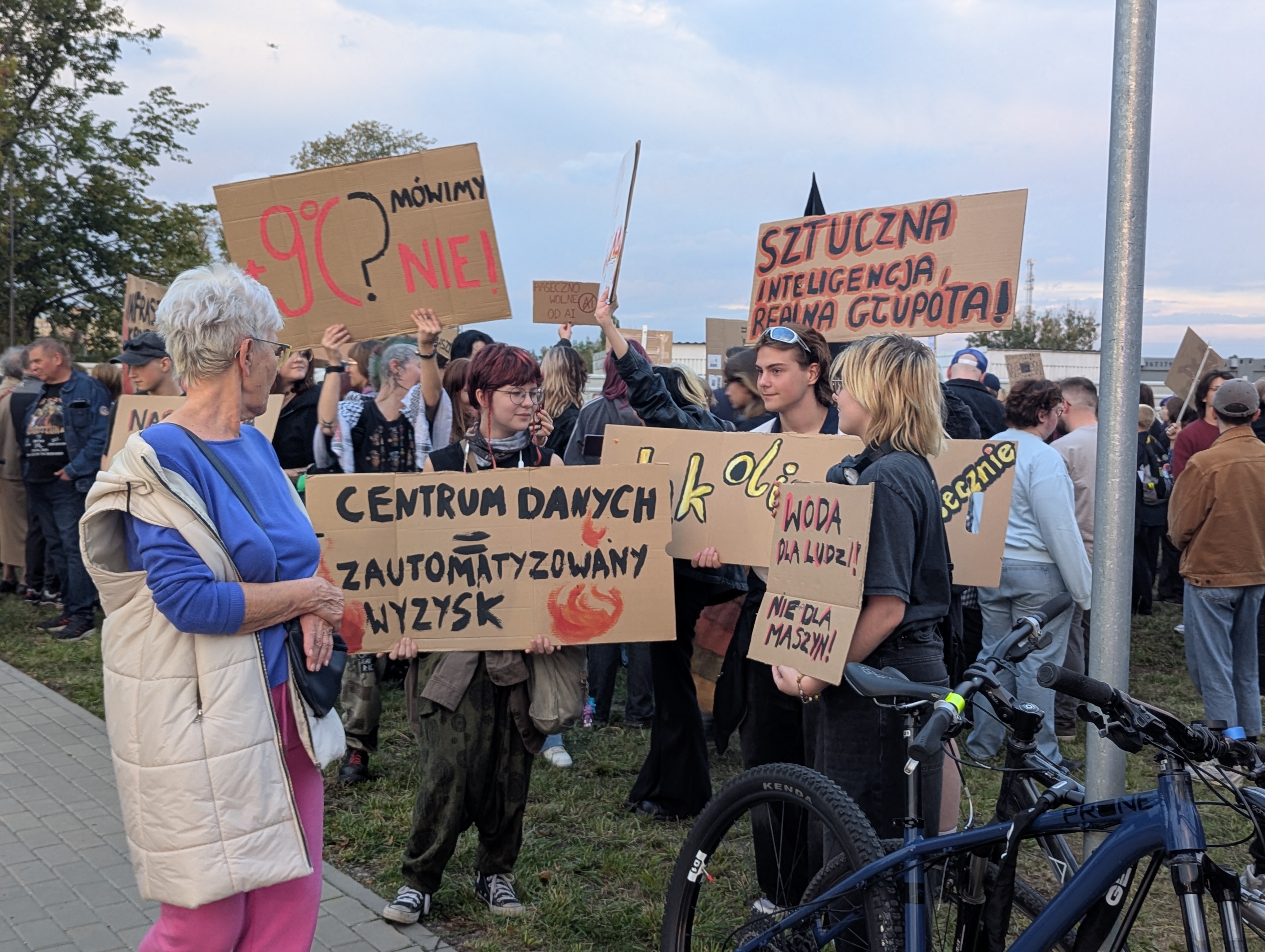 Zakaz podlewania ogródków, a obok serwerownia. Mieszkańcy mają dość