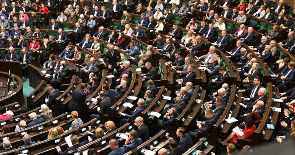 „Lex Smród” w Sejmie. Rząd miał walczyć z odorem, a chce go chronić