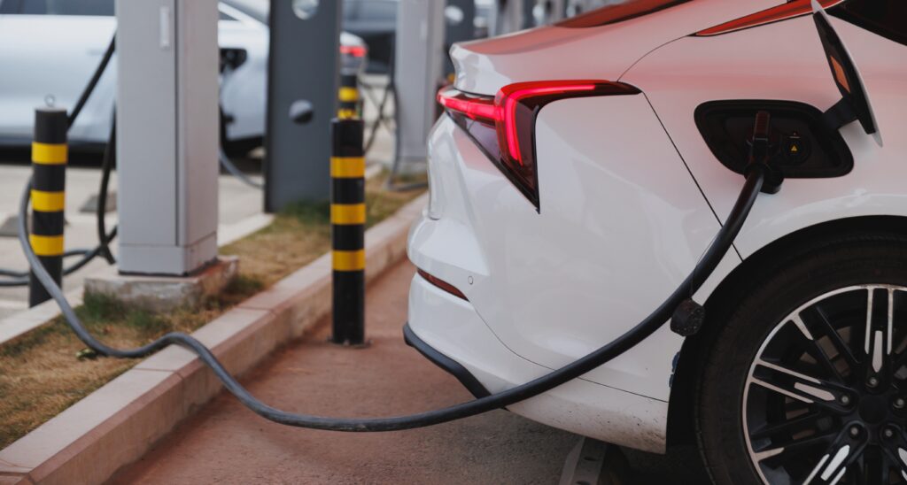 Padł rekord sprzedaży elektryków. Dlaczego w Polsce spada?